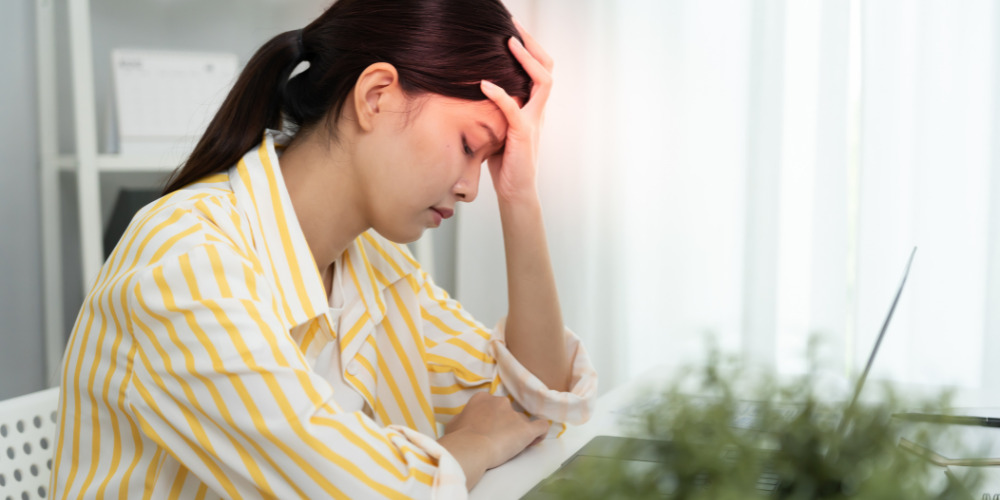 女性の頭痛と吐き気の原因は？考えられる病気や対処法を紹介