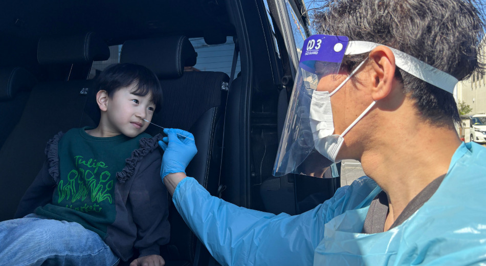 車内で診察を受けるドライブスルー診療の様子