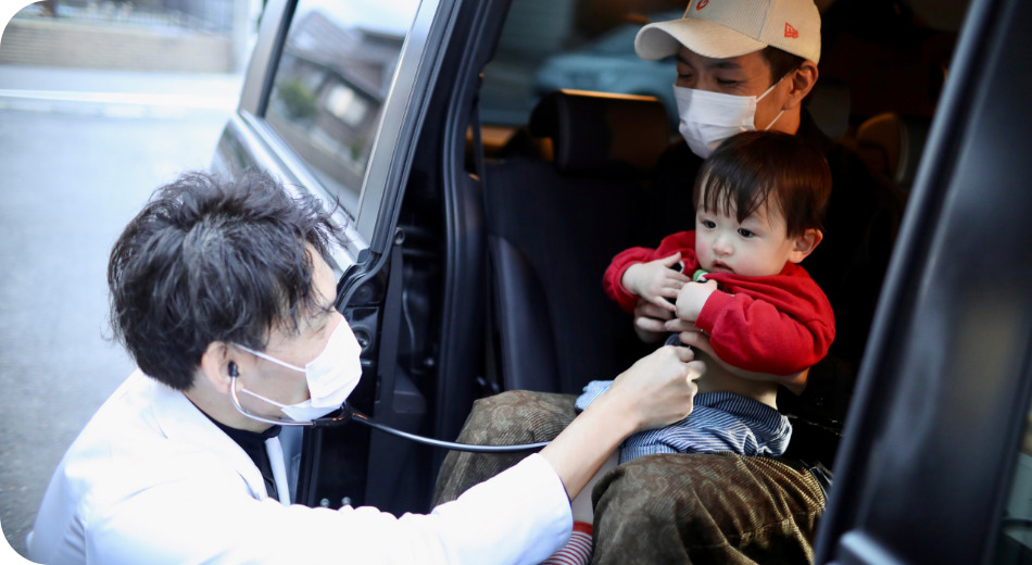 車内で診察を受ける子どもの様子